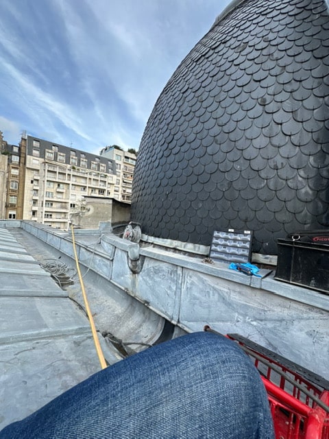 Curage d'une colonne de musée à Paris