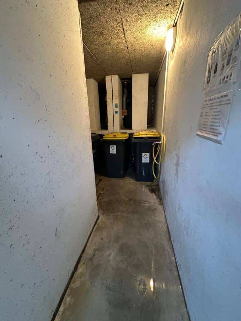 Pied de la colonne d'immeuble bouchée