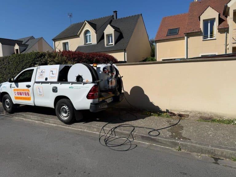 Camion hydrocureur pour intervention débouchage de canalisation en Essonne