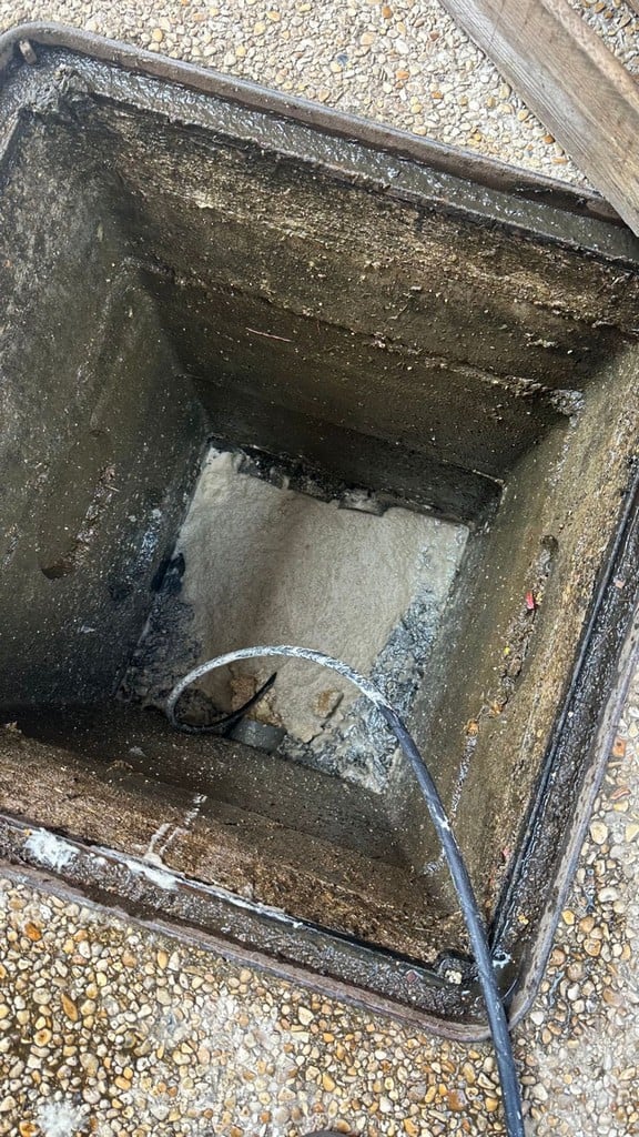Inspection caméra d'une canalisation bouchée à cause des graisses de cuisine