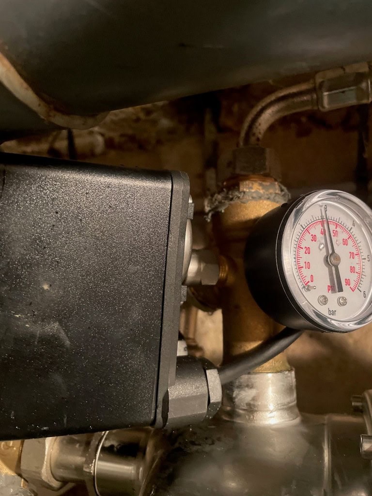 Surpresseur d'une cuve de récupération d'eau de pluie