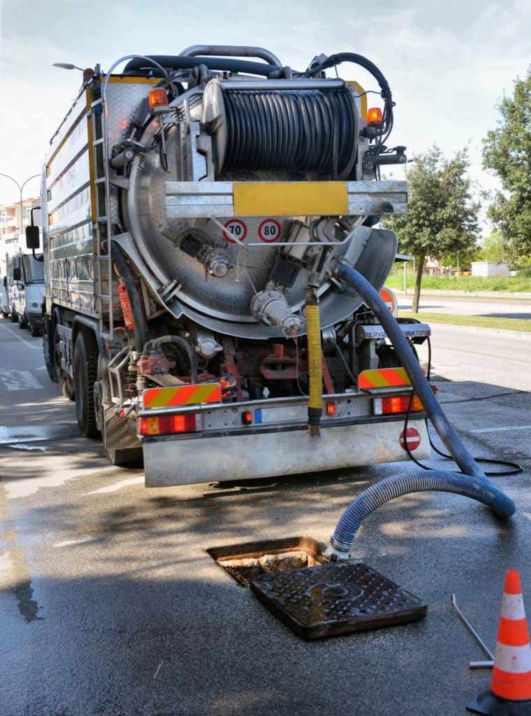 Camion hydrocureur pour le curage de canalisations