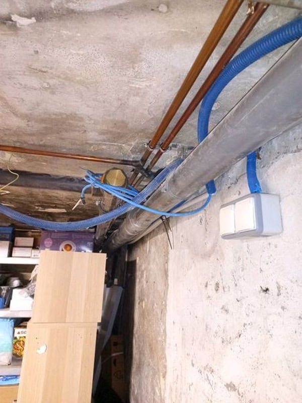 Canalisation horizontale responsable d'un mauvais écoulement des eaux usées