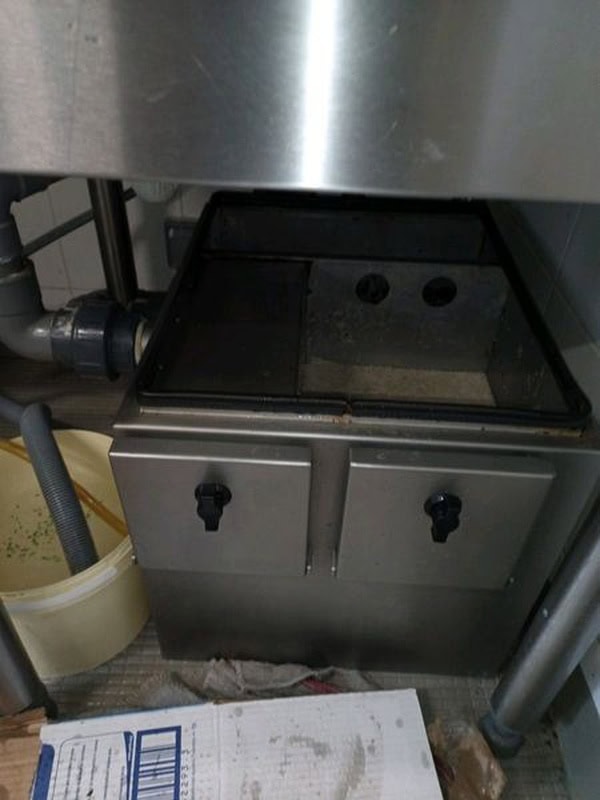 Bac à graisse canalisation bouchée dans un restaurant parisien