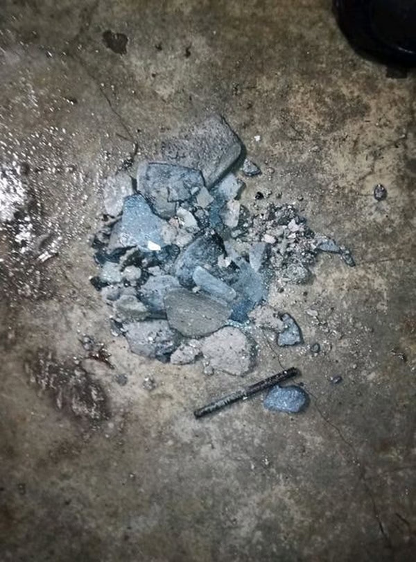 Déchets BTP sortis d'une canalisation bouchée