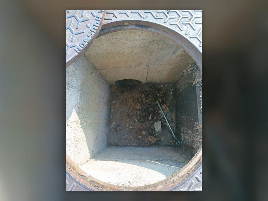 Débris dans le fond d'un regard eaux usées et pluviales