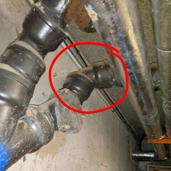 Canalisation en coude obstruée par un bouchon de débris