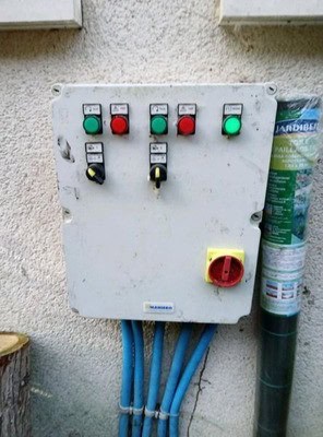 Voyant rouge sur un boitier de commande de pompe de relevage