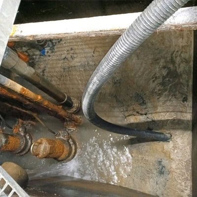 Cuve d'une station de relevage pour piscine avant nettoyage
