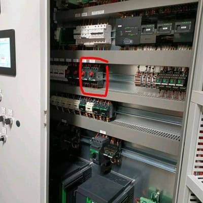 Vérification du fonctionnement de l'armoire de commandes d'une station de relevage