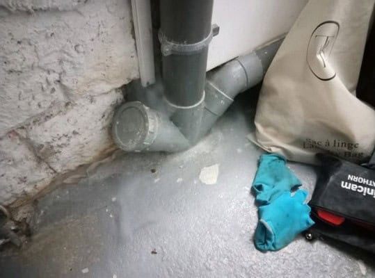 Test fumigène dans des canalisations non étanches