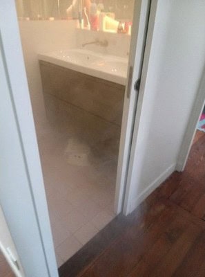 Test fumée dans les canalisations d'une douche