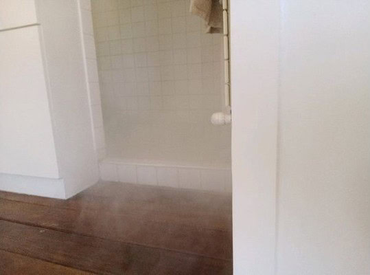 Test de fumée dans les canalisations d'une salle de bain