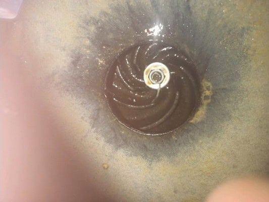 Hélice de pompe de relevage obstruée par des lingettes