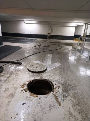 Débordement d'un regard eaux usées engorgé dans un parking sous-terrain