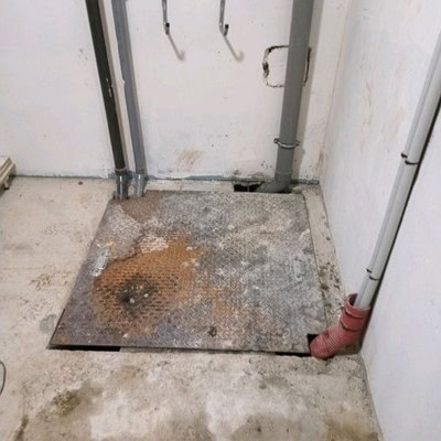 Trappe d'accès à une station de relevage dans une cave en Ile-de-France