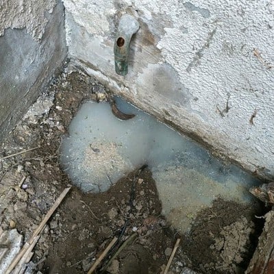 Regard eaux usées engorgé