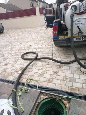 Pompage d'une cuve de station de relevage avec camion hydrocureur