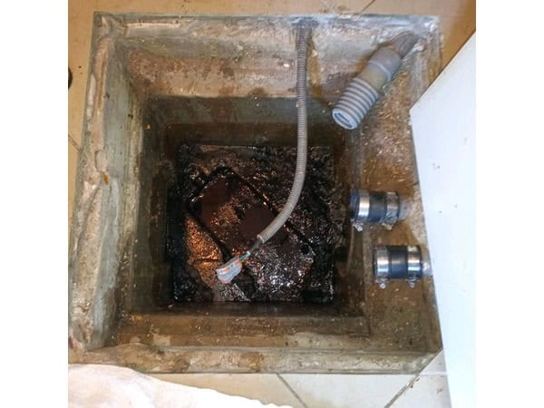 Pompe de relevage en panne dans une cave