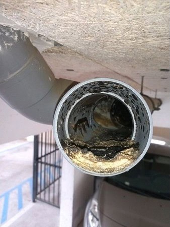 Amas de tartre formant un bouchon dans les canalisations PVC