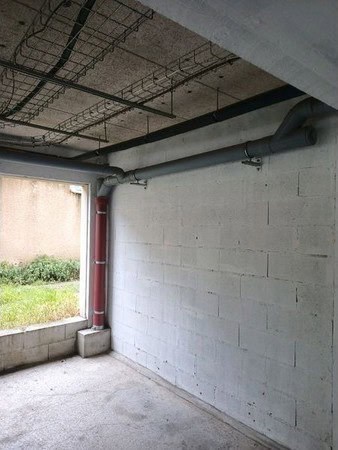 Engorgement du réseau d'assainissement dans un garage de copropriété