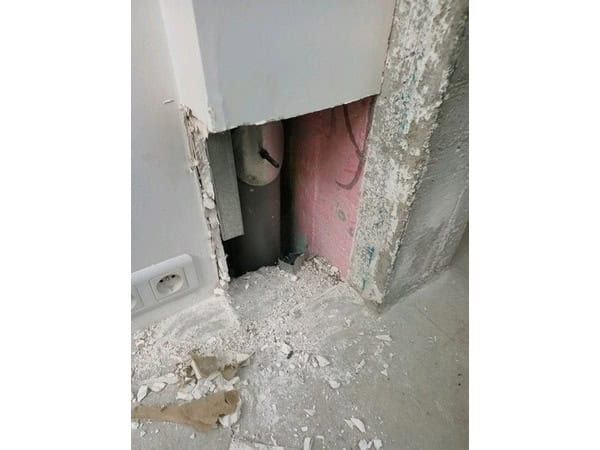 Accès aux canalisations dans le mur d'une maison