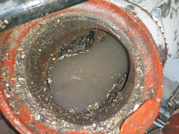 Débouchage d'une canalisation obstruée par des déchets de chantier