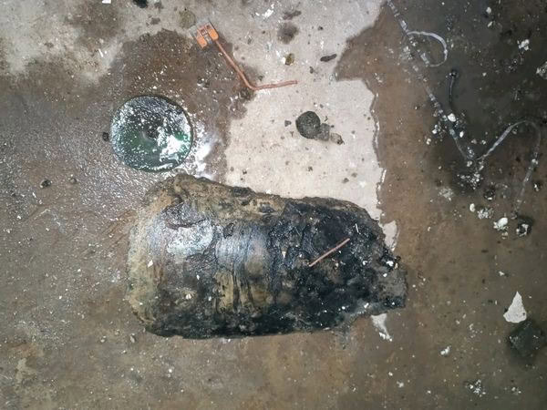 Canalisation bouchée par des déchets de chantier