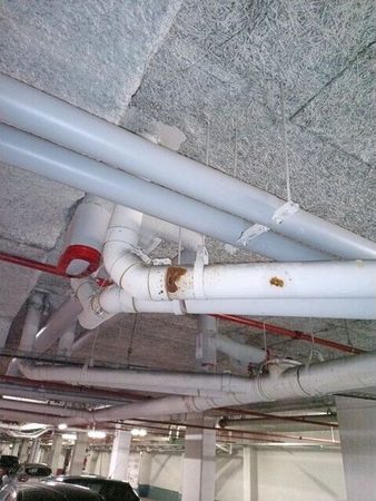 Corrosion des canalisations dans un parking de copropriété