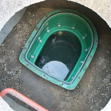 Cuve pleine pompe de relevage en panne