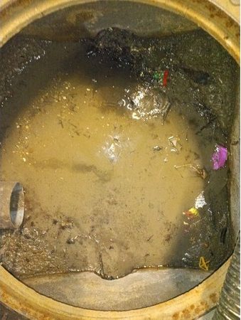 Boue et hydrocarbures dans la fosse d'un parking