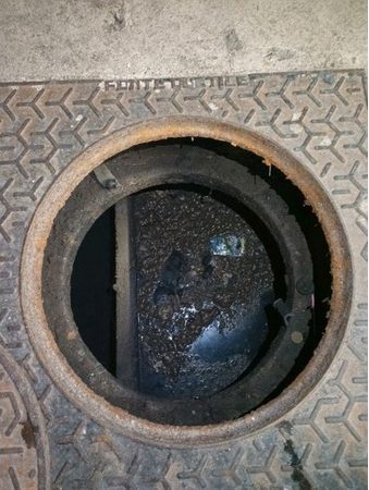Regard d'accès aux canalisations d'un parking souterrain