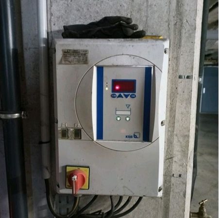 Boîtier de commande pompe de relevage hydrocarbures