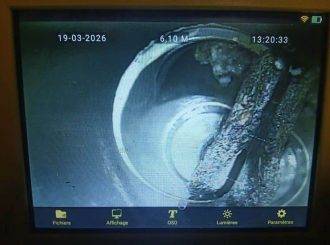 Inspection vidéo des canalisations d'une entreprise lors d'une intervention de débouchage canalisations