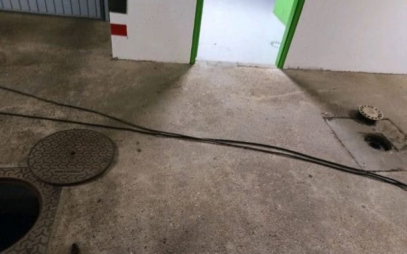 Inspection caméra des canalisations d'une fosse hydrocarbures dans un parking
