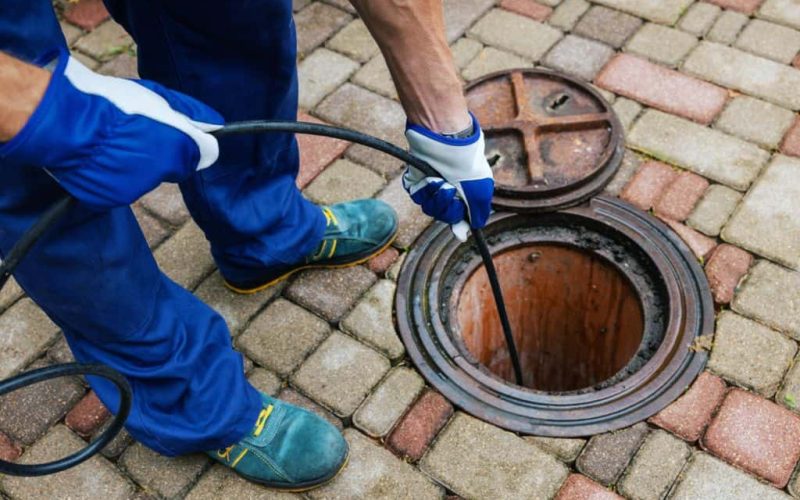 Curage mécanique d'une canalisation avec un furet de plomberie