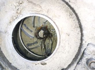 Hélice de pompe de relevage bloquée par des cheveux