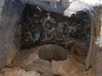 Puisard bouché par de la terre et des racines