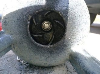 Vérification de l'hélice d'une pompe de relevage en panne