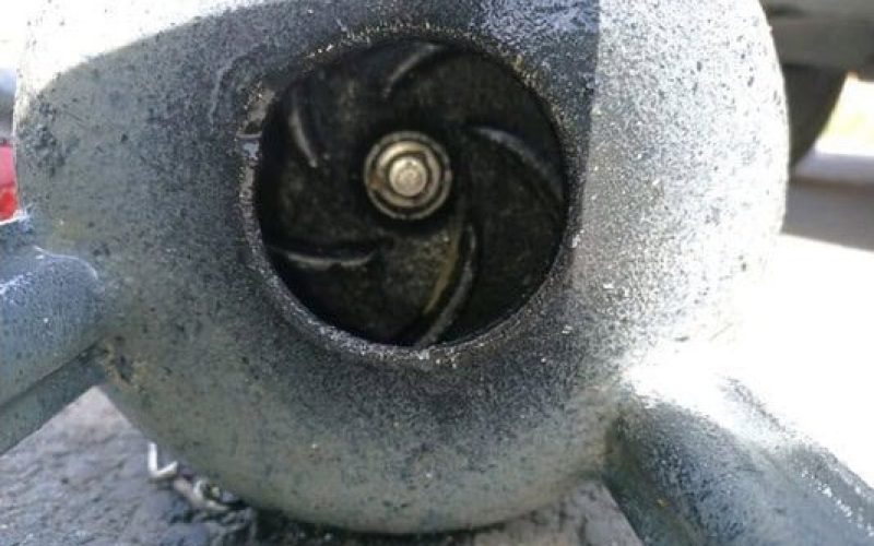 Vérification de l'hélice d'une pompe de relevage en panne